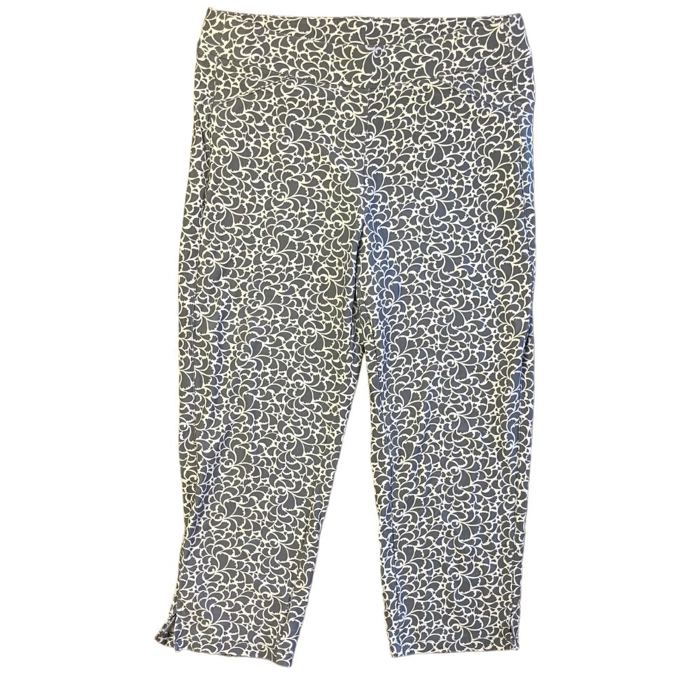 Chico's Travelers Pull-on Capri Pants in EUC - light blue-gray color size M